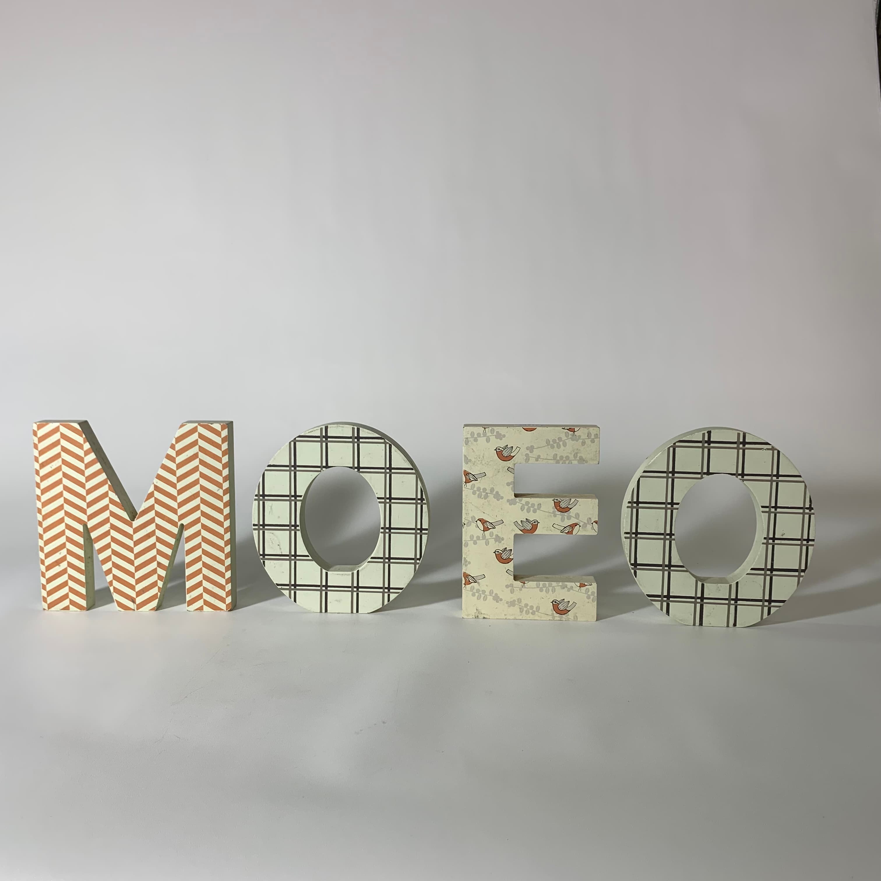 木質米色MOME字母擺飾