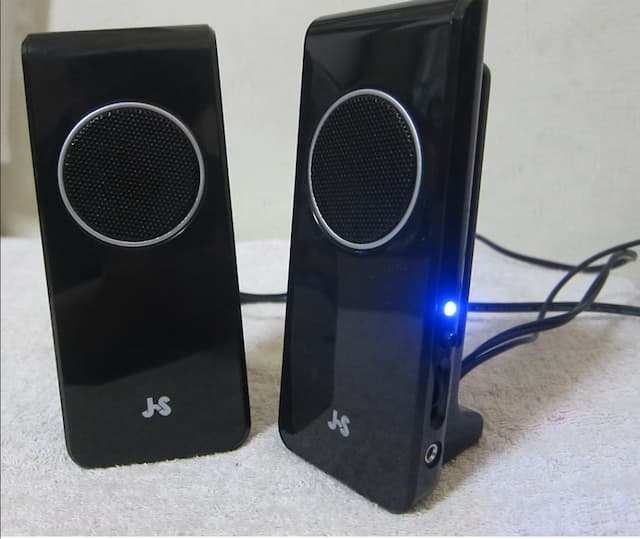 黑色電腦桌上喇叭