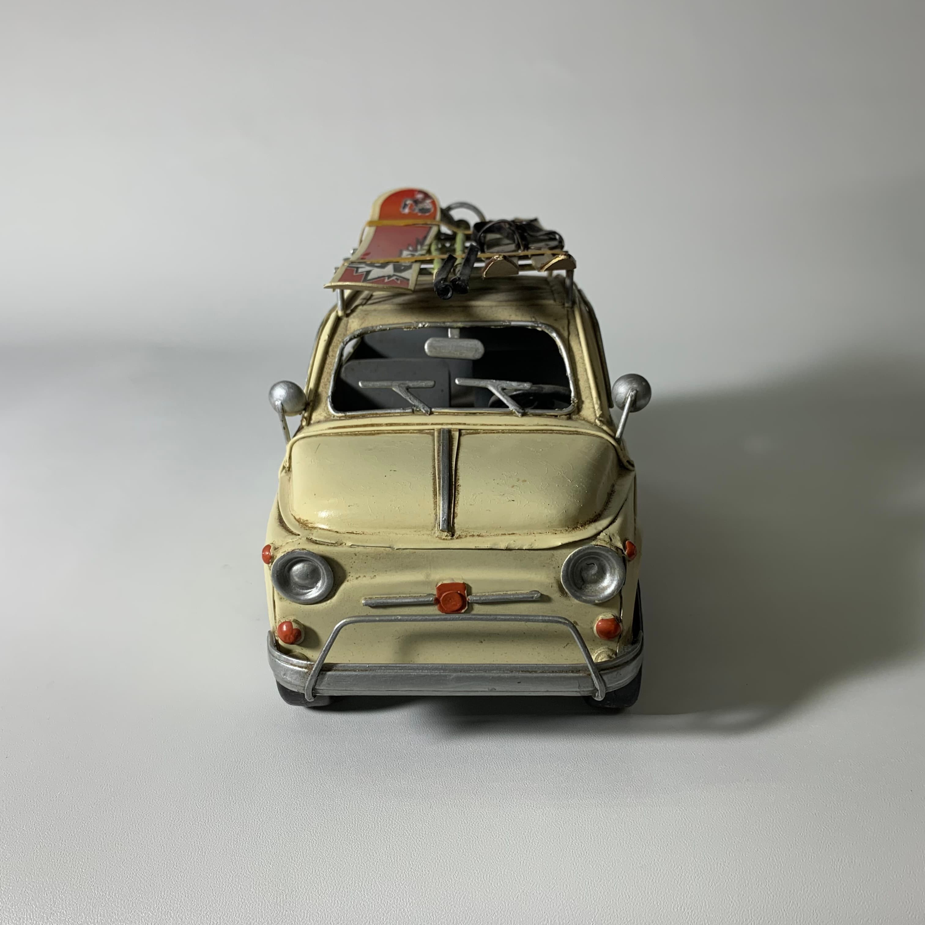 金屬米色汽車模型