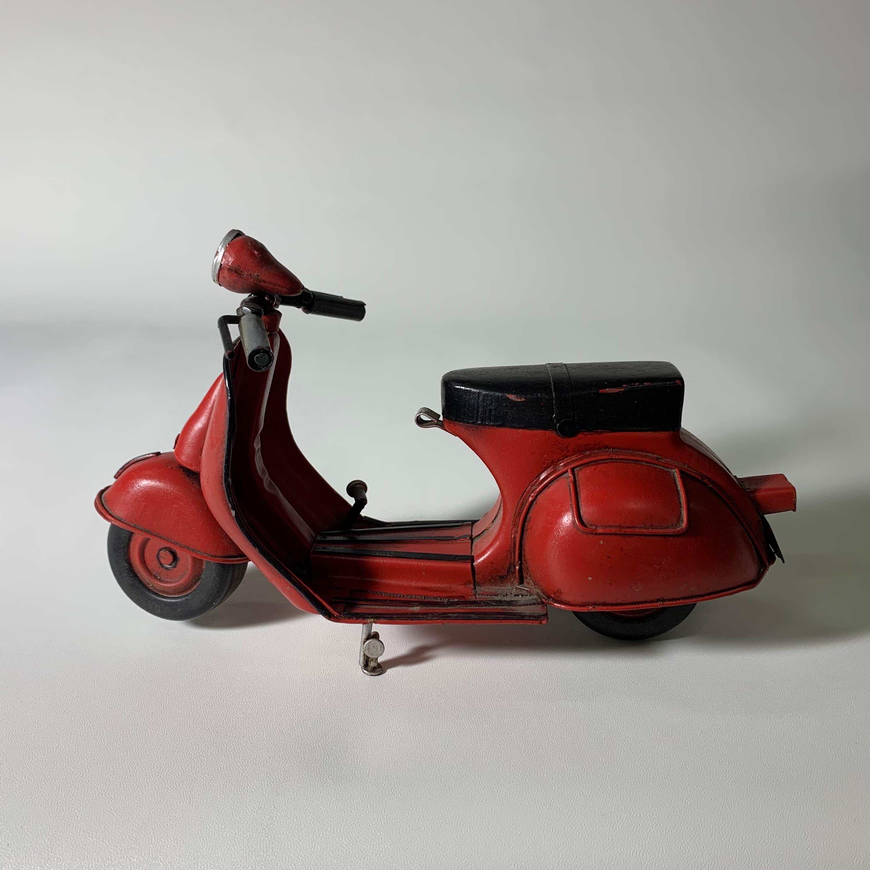 金屬紅色機車模型