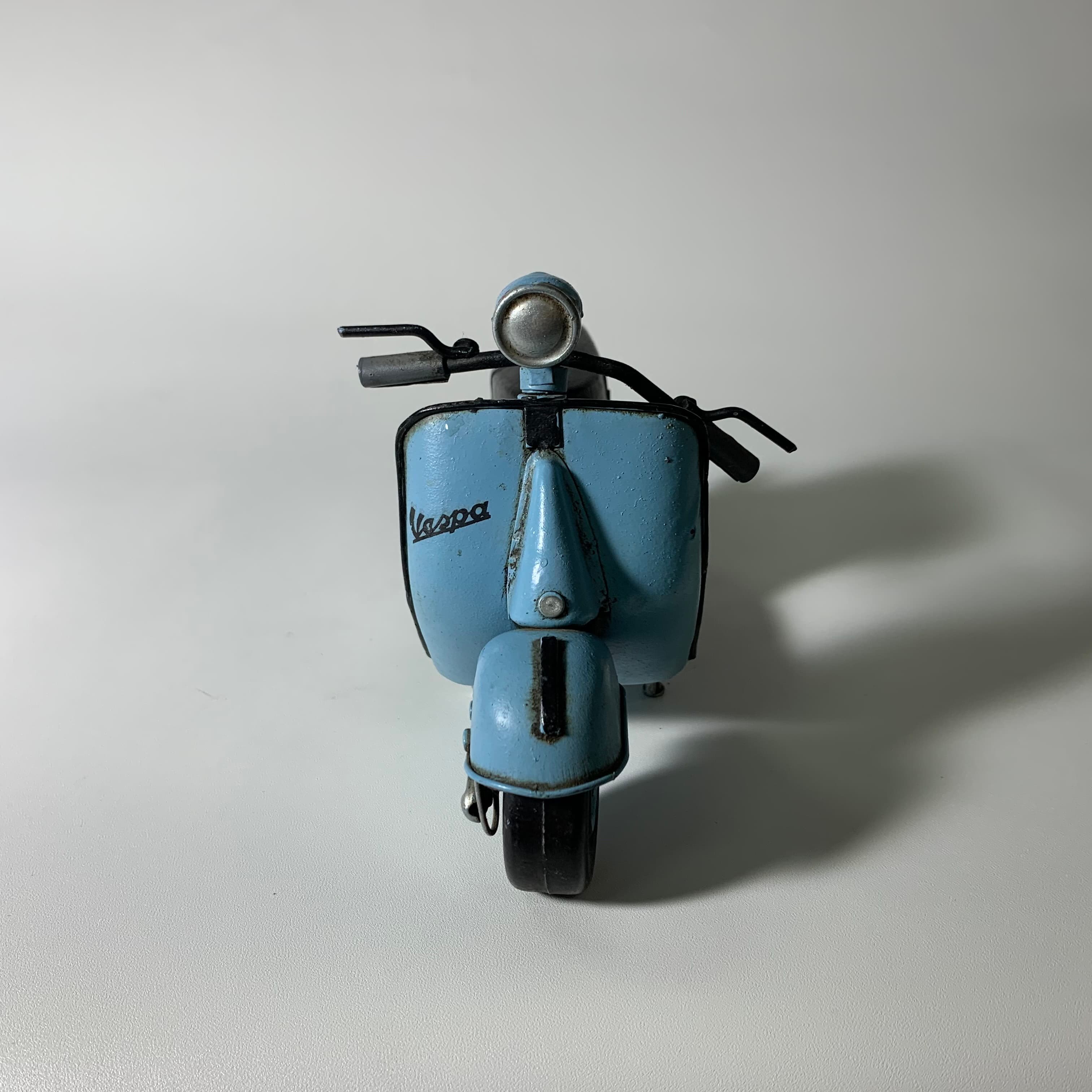 金屬藍色機車模型