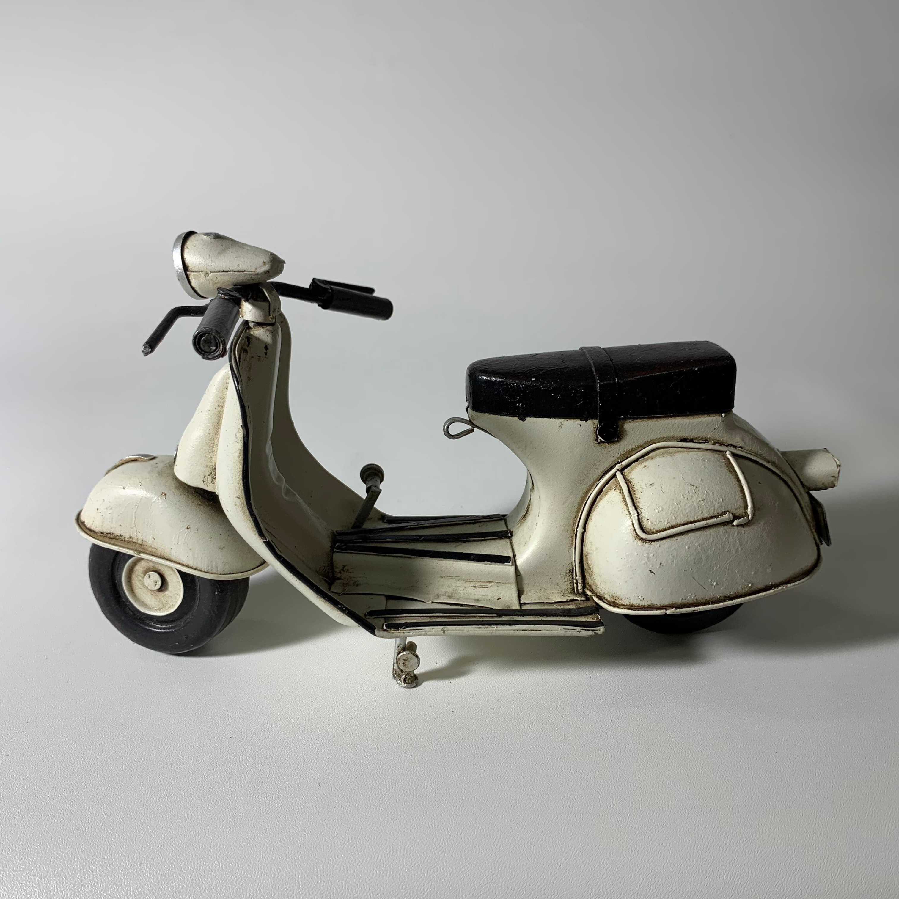 金屬米色機車模型