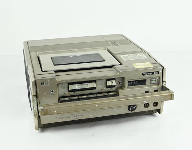 銀色toshiba video cassette recorder