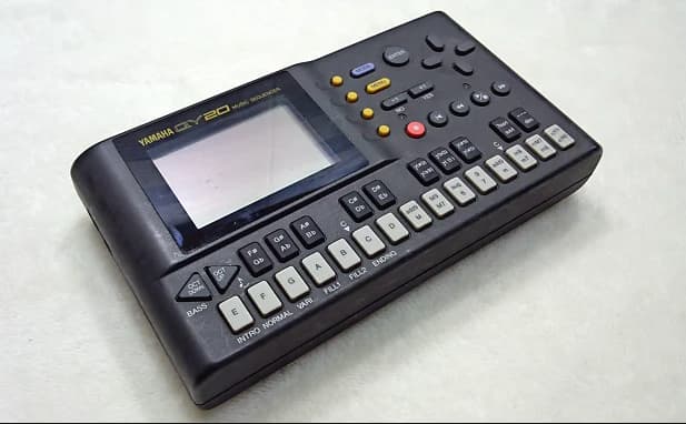 黑色 yamaha qy 20 midi 處理器