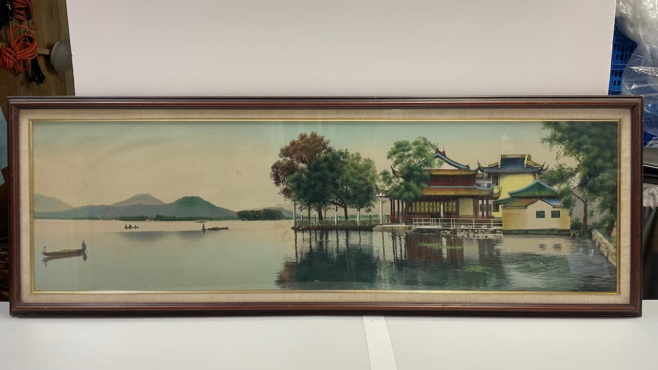 木框中式屋舍湖景刺繡畫