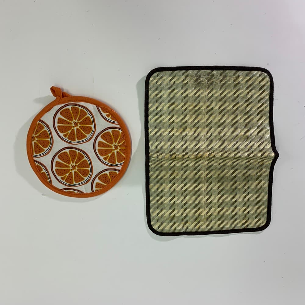 橘色圓墊 + 咖啡綠色長桌墊