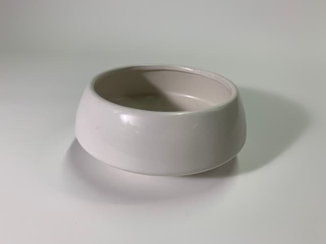 白色陶瓷淺花瓶