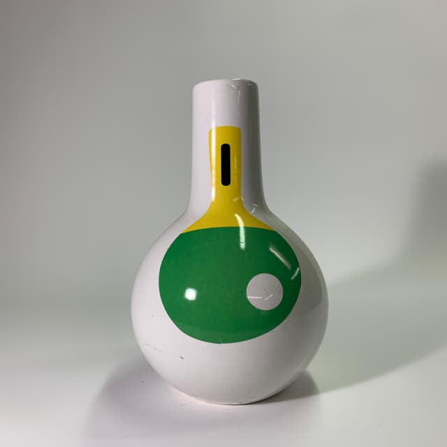 白色陶瓷高花瓶一面有圖案