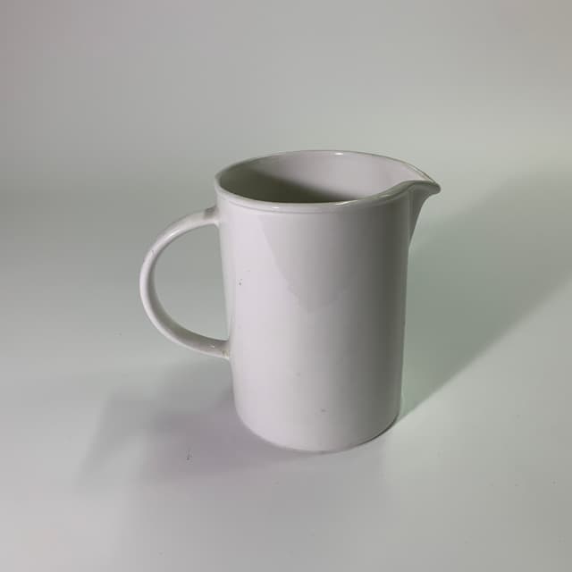 白色陶瓷花瓶有手把