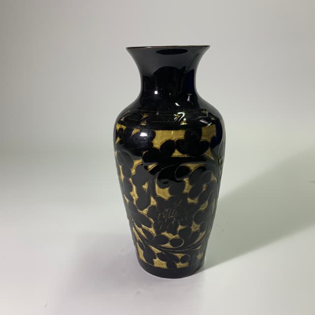 咖啡色古典花紋花瓶