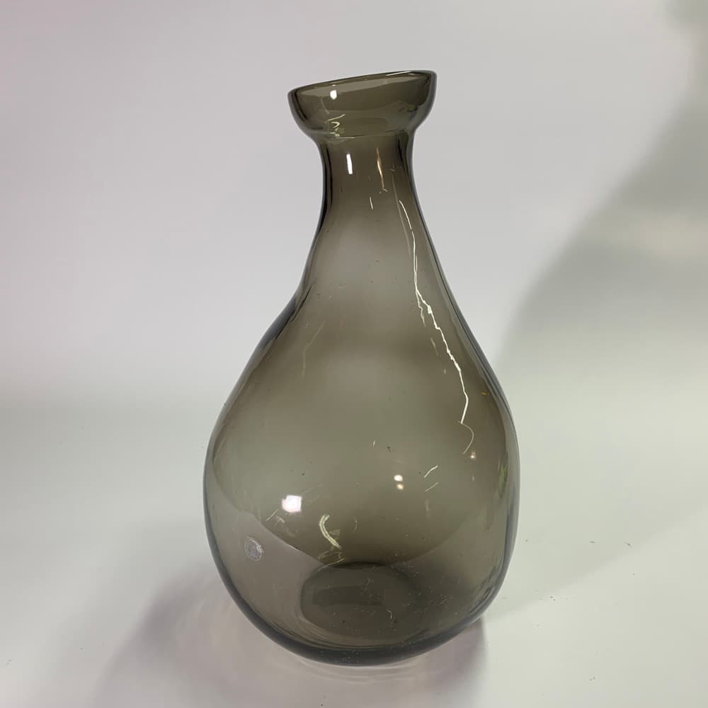 巨大咖啡色透明玻璃花瓶