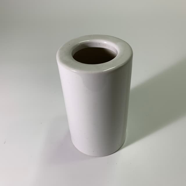 白色陶瓷花瓶