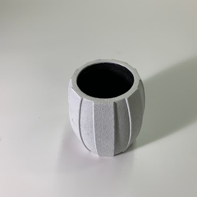 白色塑膠小花瓶