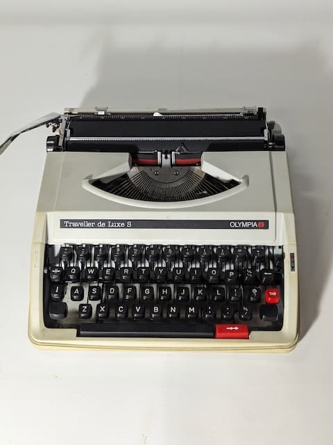 鐵質Olympia Traveller De Luxe S Typewriter白色打字機(外殼白色)