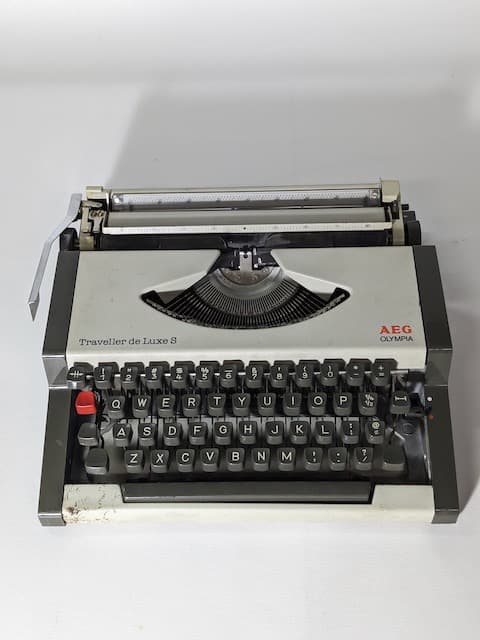 鐵質AEG OLYMPIATraveller De Luxe S Typewriter白色打字機(外殼白色)