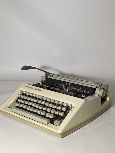 鐵質marathon 2000 DLX 打字機白色打字機(外殼白色)