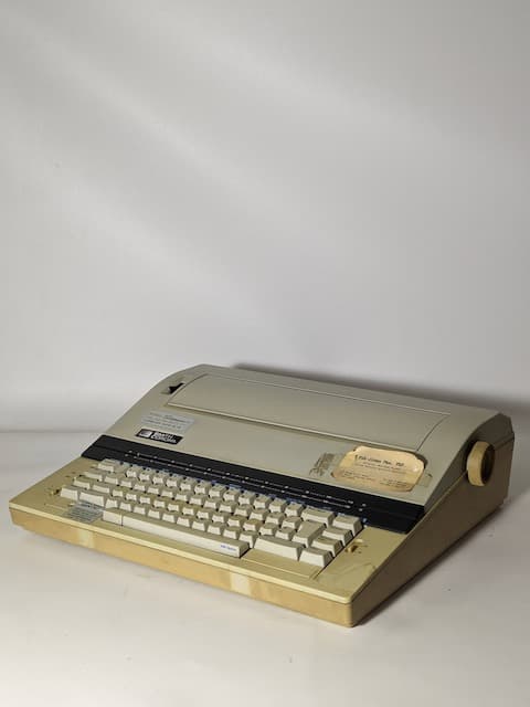 鐵質Smith Corona XE 5200白色打字機(外殼白色)