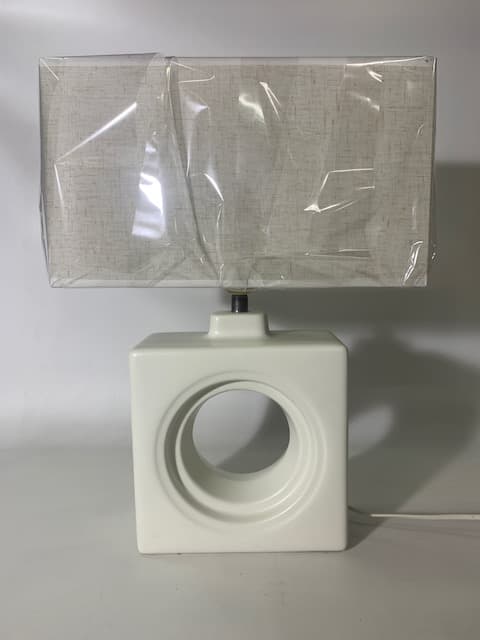 米色布質燈罩白色陶瓷桌燈