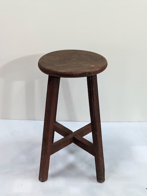 棕色原木椅凳