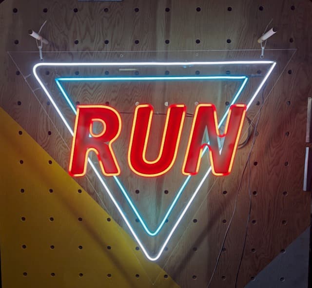 冰藍:紅色三角型RUN