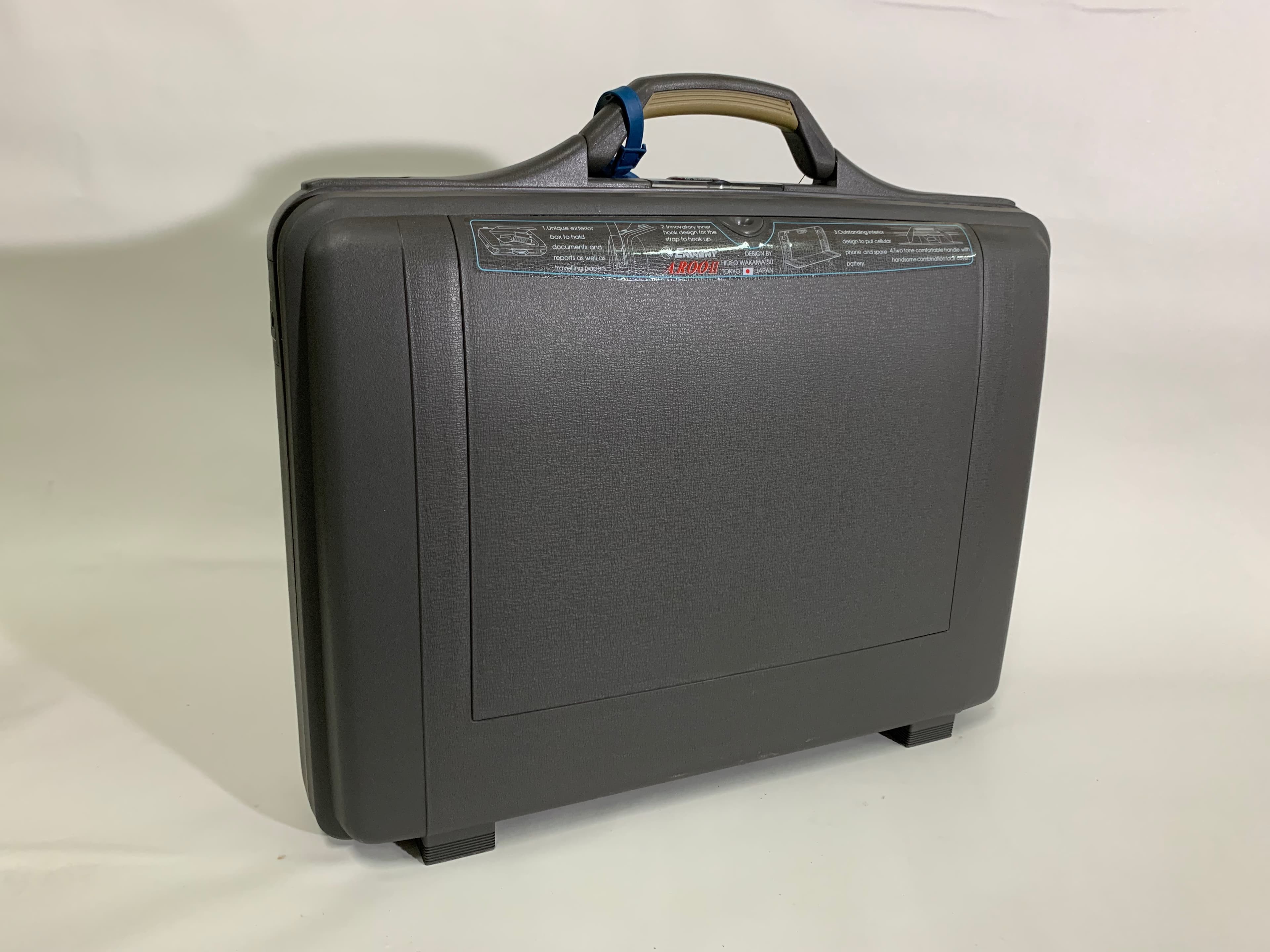 灰色硬殼公事包